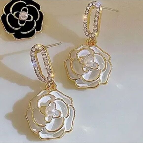 New FLOWER / RHINESTONE DESIGNER INSPIRED earrings - Picture 1 of 6
